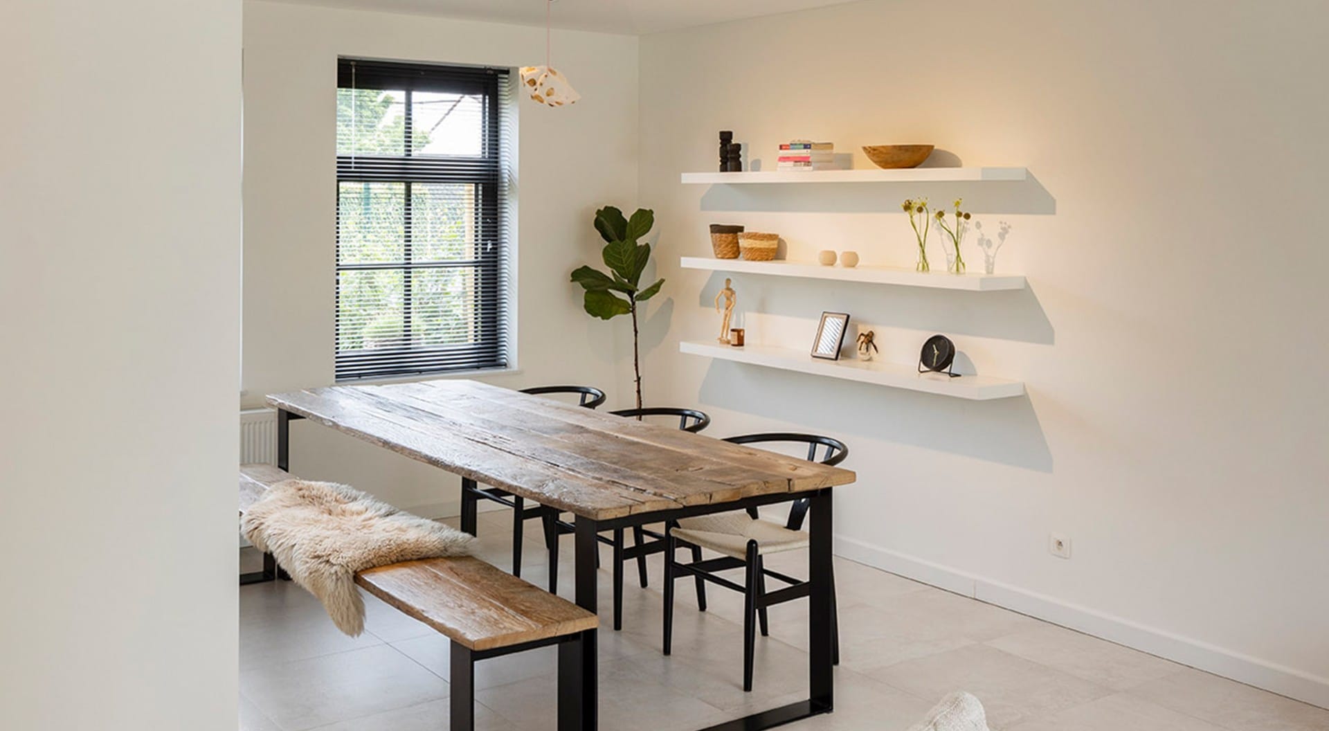 Landelijk interieur met warme tinten en natuurlijke materialen uit het kijkboek.