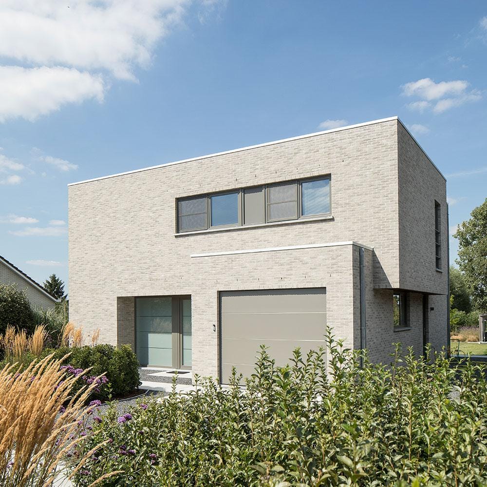 Woning met plat dak en inpandige garage als typevoorbeeld van strakke architectuur.