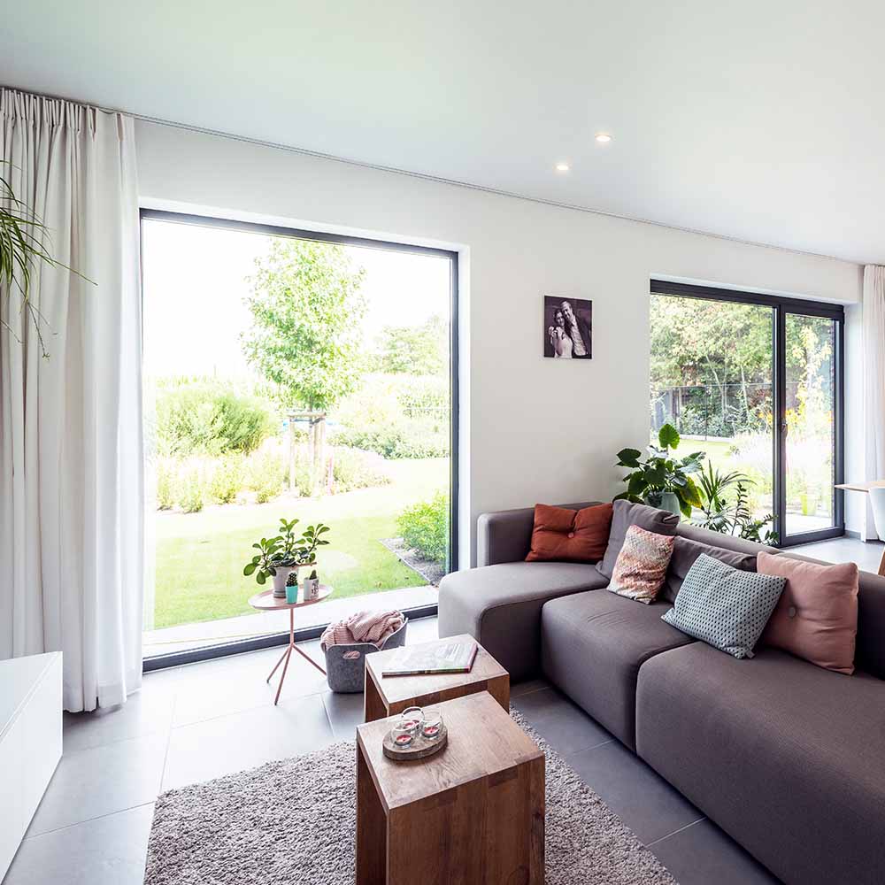 Scandinavisch interieur met lichte tinten en natuurlijke materialen die rust uitstralen.